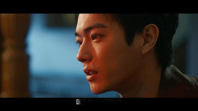 父母看着孩子烂掉是什么滋味从阳光少年到满身灰暗，变化悄无声息却又无比残酷。陈辉的