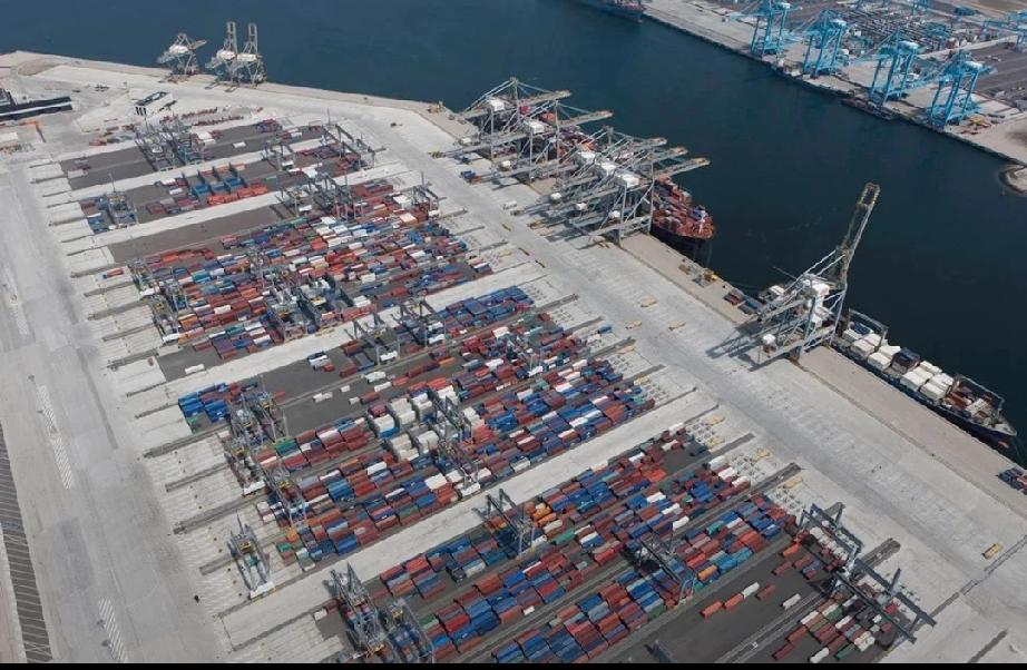 欧洲最大港口荷兰鹿特丹港CEO鲍德温·西蒙斯急了，他焦虑集装箱里全是中国货。约四