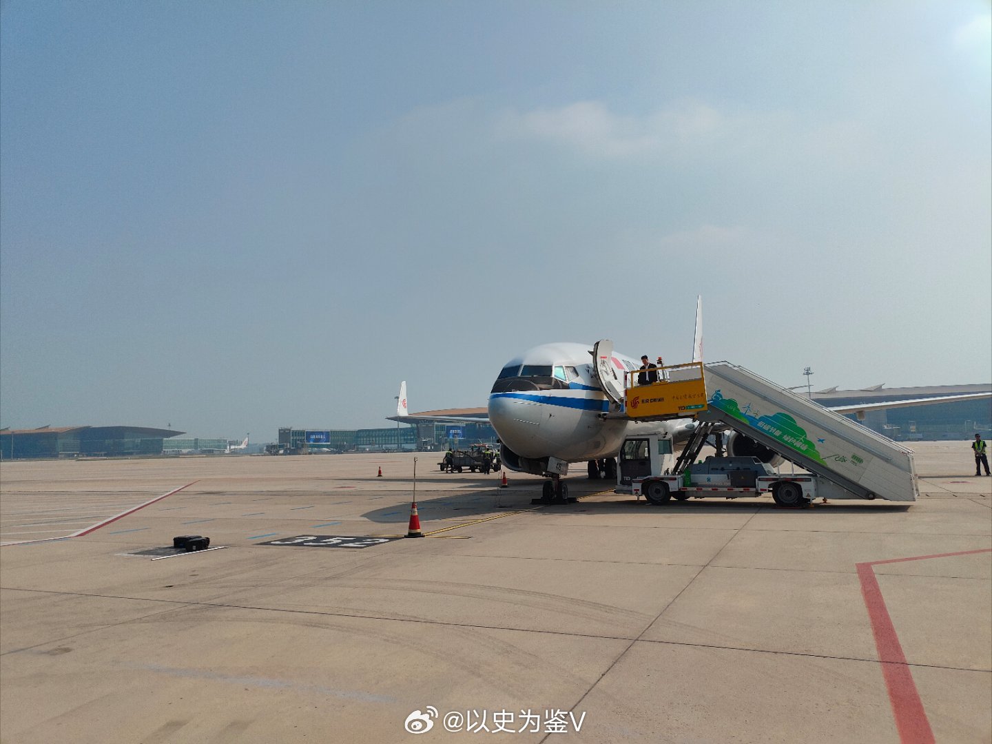 今天出门一路囧途：先是昨天打的顺风车，结果被司机放鸽子了……然后又打了曹操出行，
