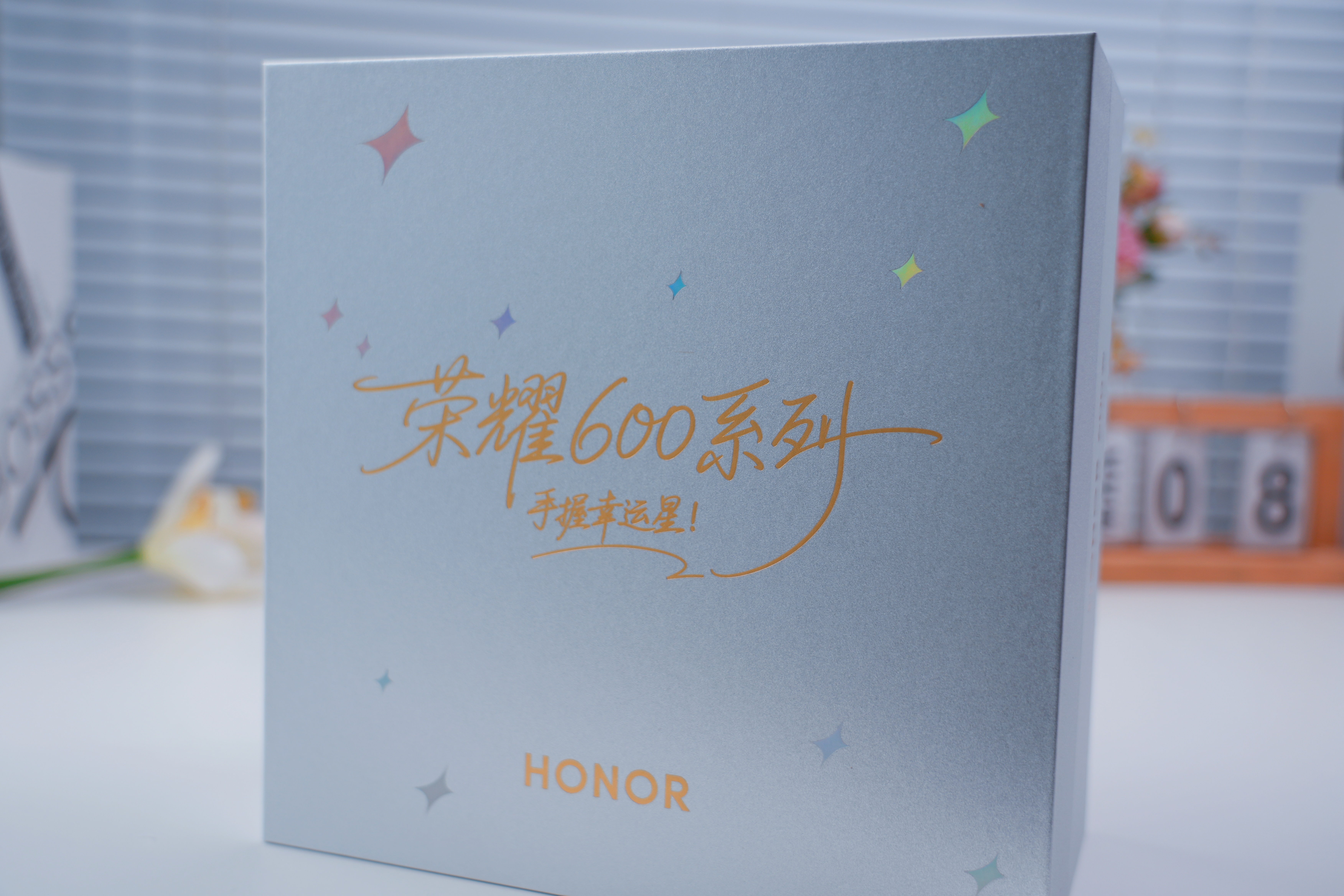 收到荣耀600系列邀请函，一套“手握幸运星礼盒”，里面有一个星巴克杯子、咖啡券、