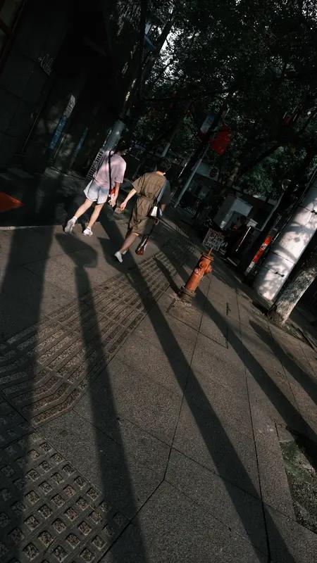 退休夫妻深夜街头弯腰捡烟头 看到退休夫妻深夜街头弯腰捡烟头这个话题，还挺有感触的