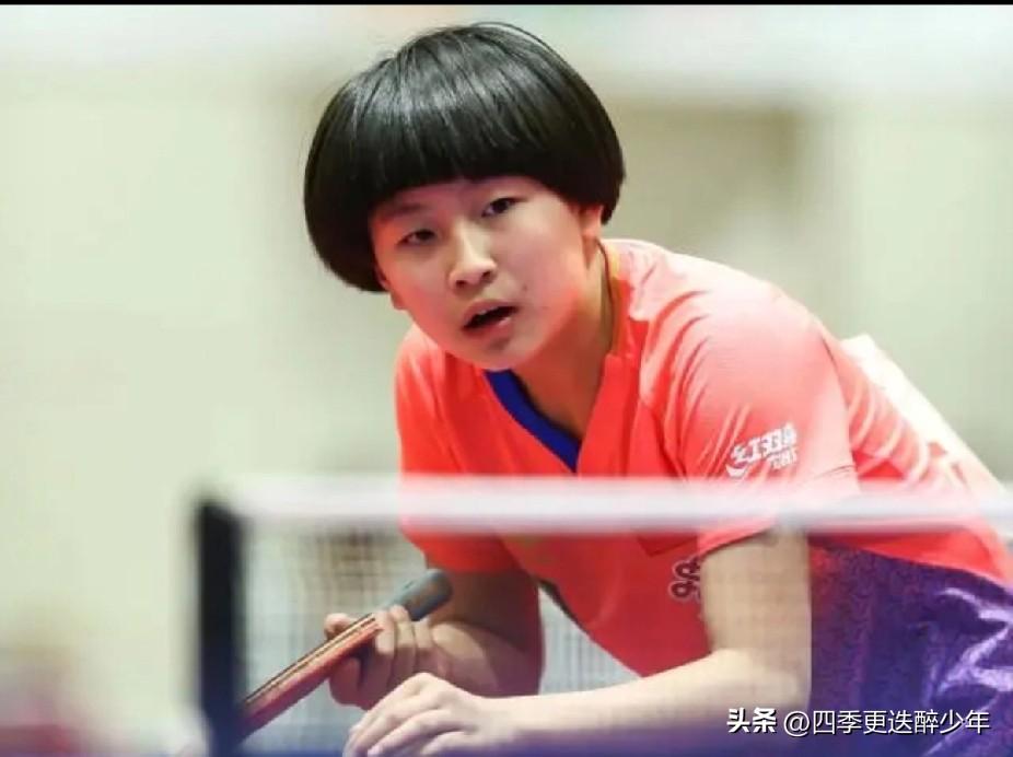 澳门世界杯女单1/8决赛：
覃予萱VS沙滨•温特。
第一局覃予萱3：1领先开局，