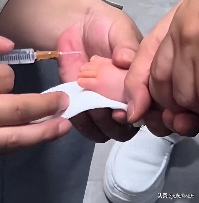 “飞来横祸！”浙江一个刚满3个月的婴儿，正躺在母亲怀里安静喝奶，竟被邻居家突然窜