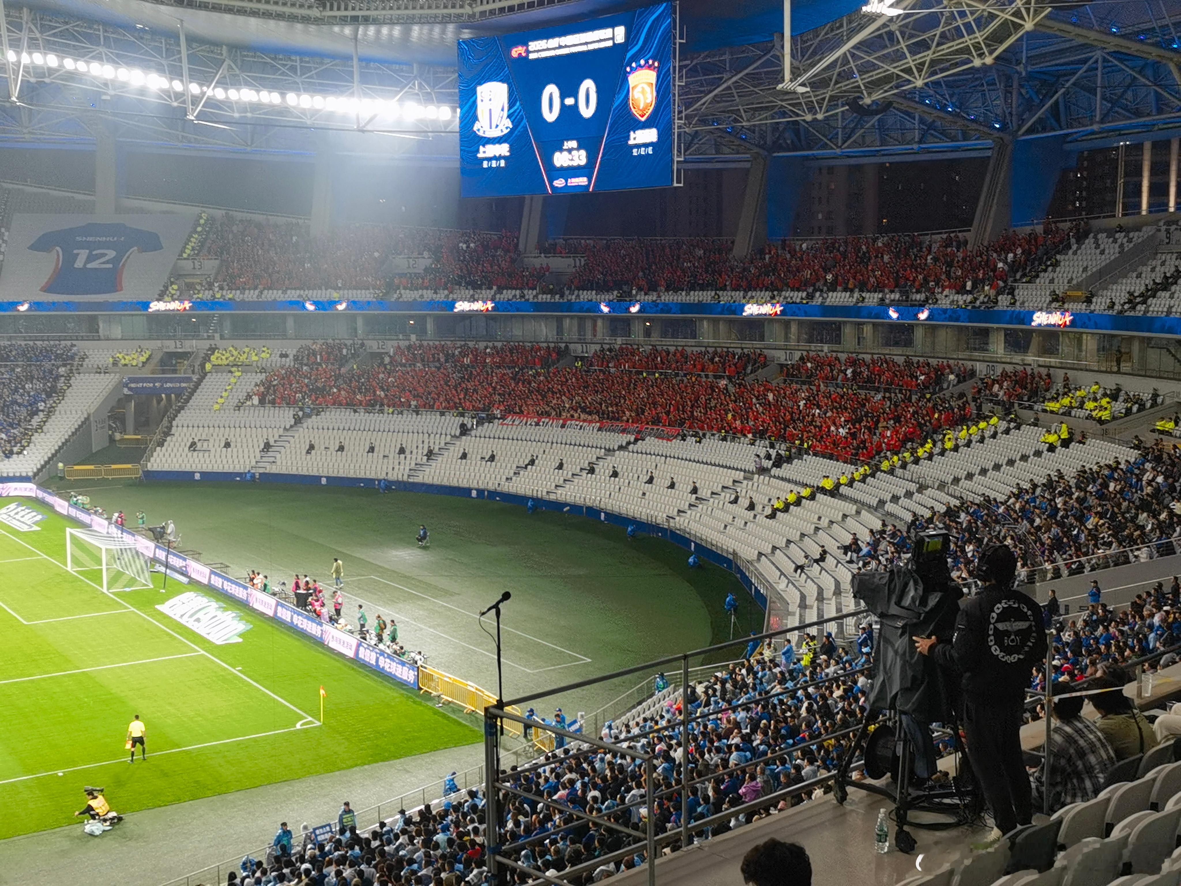 去年绿马甲最大的贡献，是上海体育场客队球迷区前面的跑道上，不再铺设相关地毯了。这