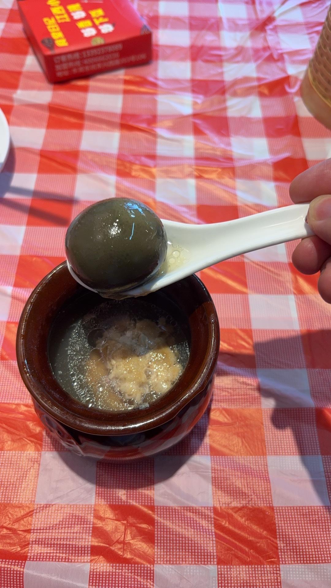 在南昌吃拌粉的时候一定要来一碗皮蛋肉饼汤。
这个是绝配。

皮蛋的香味加上肉饼的
