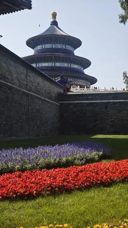 古人的“天人感应”观点挺有意思。它核心是天能干预人事，人的行为也影响天。其渊源能