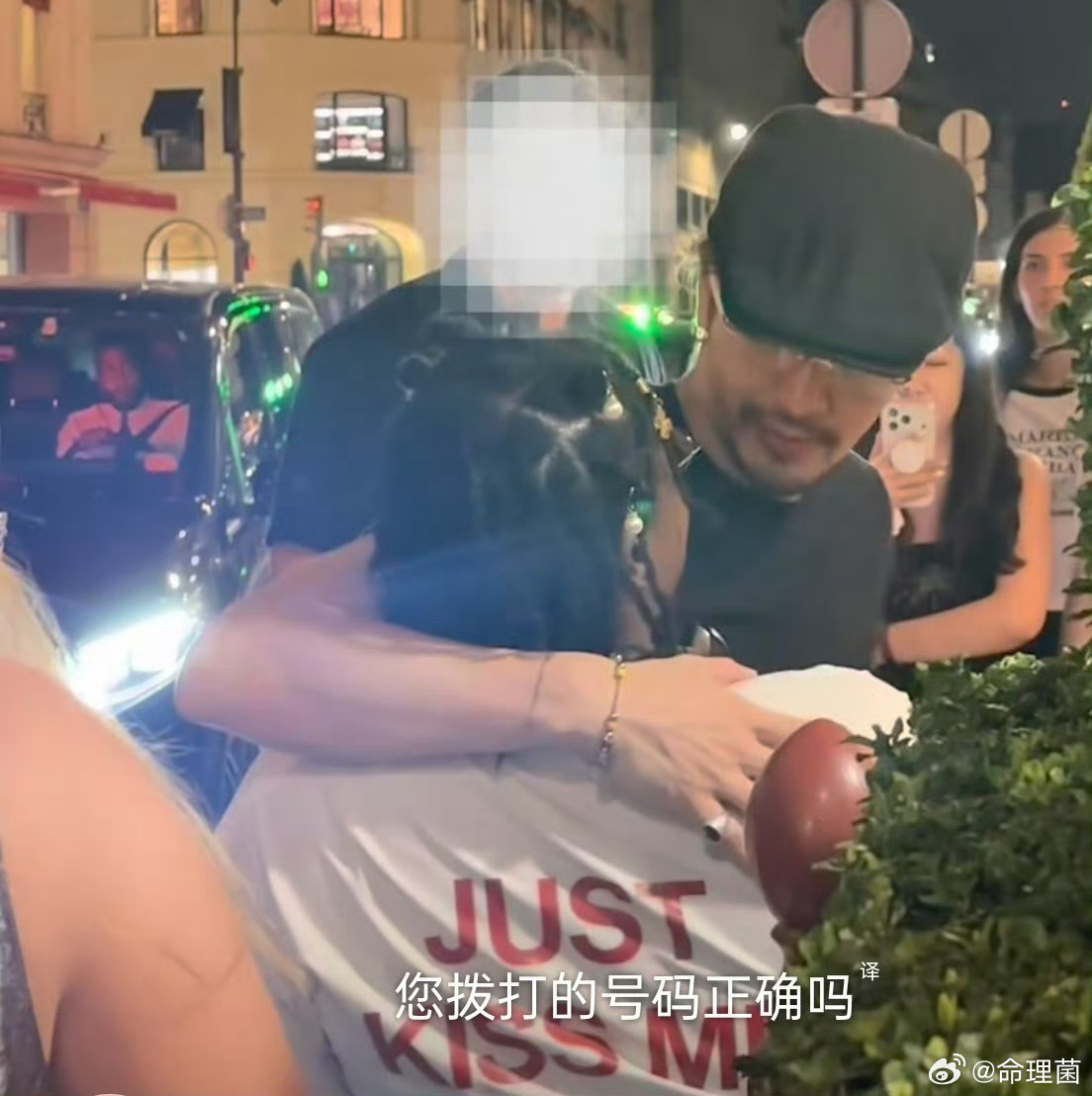 王嘉尔亲吻粉丝好扎实的一个吻 