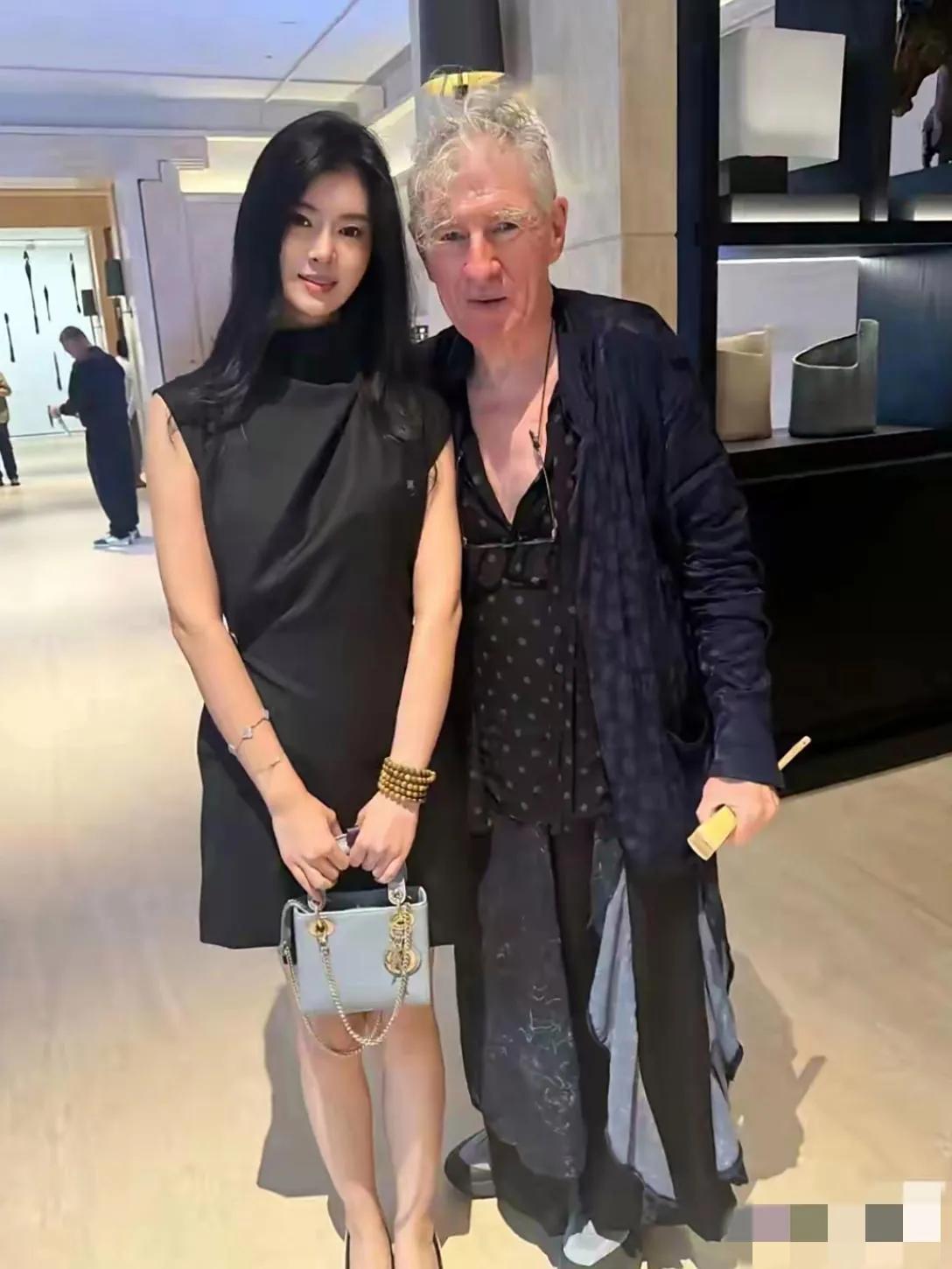 哇塞，70多岁的澳大利亚摄影师兼导演的杜可风已是眉发皆白，脸长背驼，老态龙钟啦，