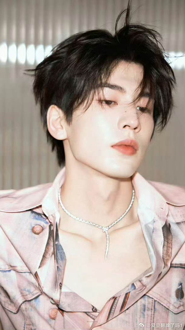 张凌赫硬曲配帅脸强劲节奏的硬核BGM一响起，张凌赫凭借优越头身比与利落台步精准卡