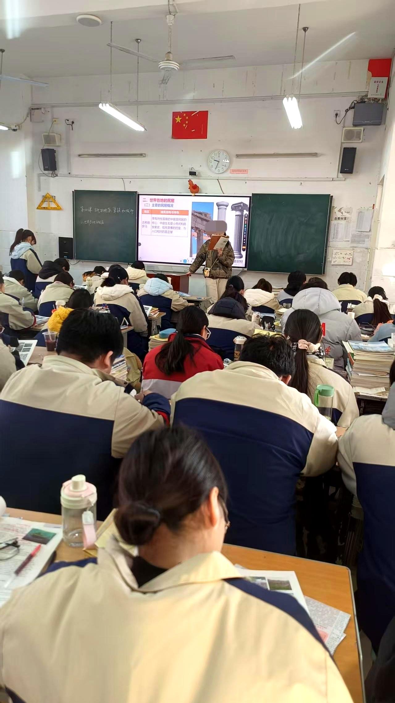 现在去高中转一圈，你会看到一个极其扎心的现象。
重点班那帮孩子，本来底子就厚，全