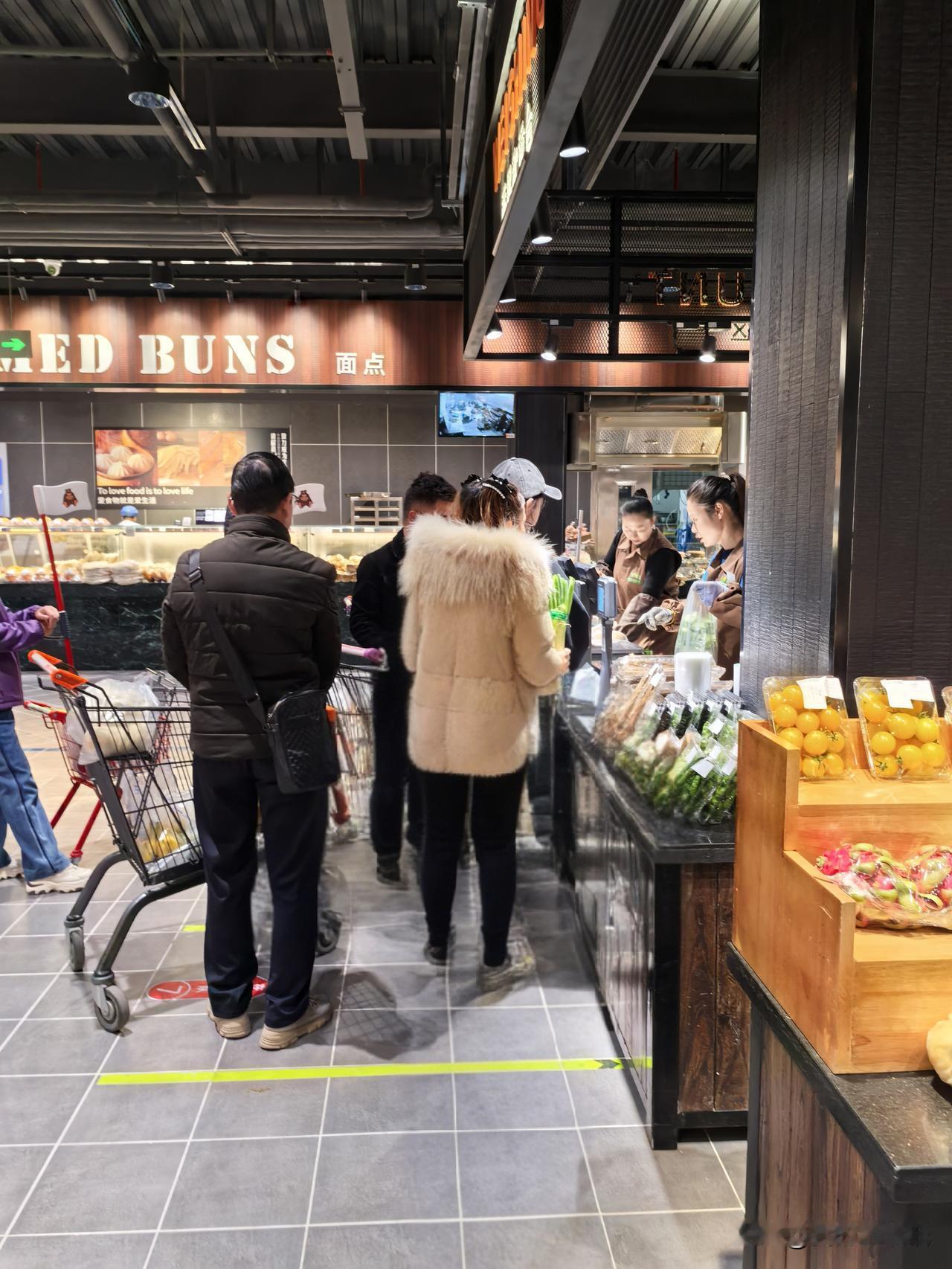 昨天去西宁一家亲生物园区店采购，买了蔬菜、鱼和猪肉等，总共花了将近100元。
