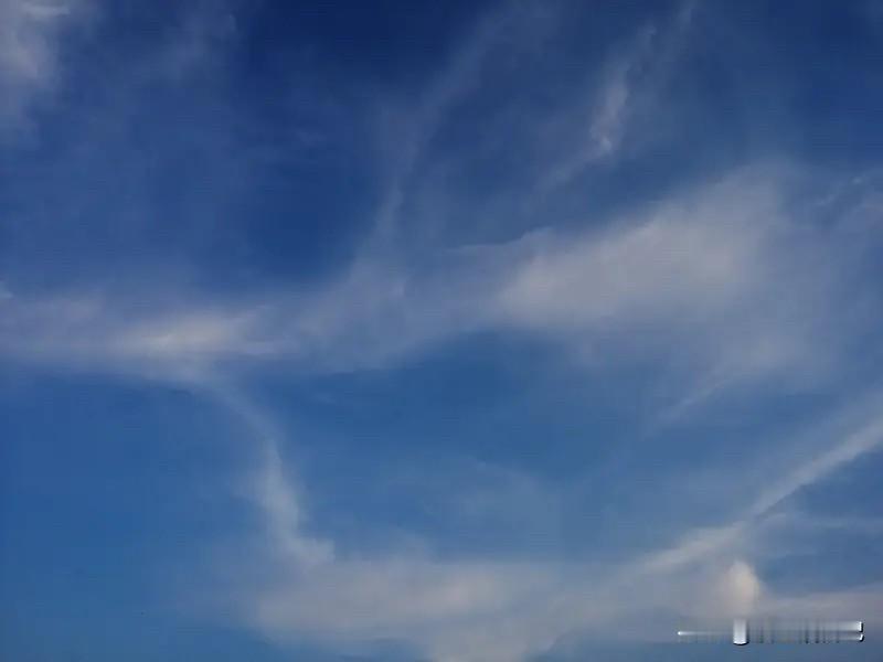 人越长大越明白，情绪要自己消化，心事要自己扛。有些委屈说出来显得矫情，不说又堵得