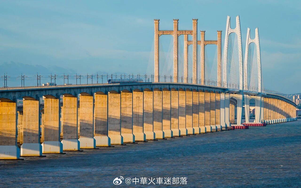 铁路,早安 不负光阴就是最好的努力，而努力就是最好的自己。早安~