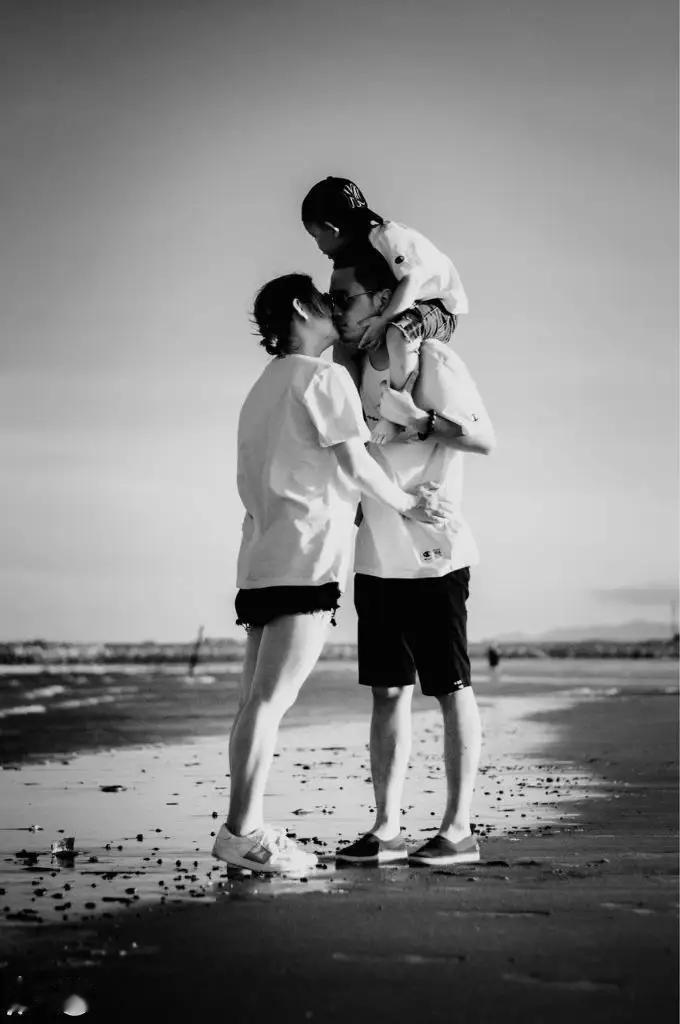 在一个春意盎然的早晨，小李一家迎来了他们的“家庭大健康”故事。小李是一位事业有成