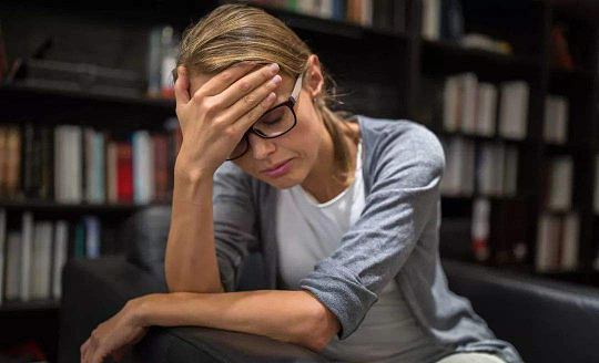 女网红在飞机上突然焦虑症发作飞机上焦虑症发作时，可先通过缓慢吸气4秒、屏息4秒、