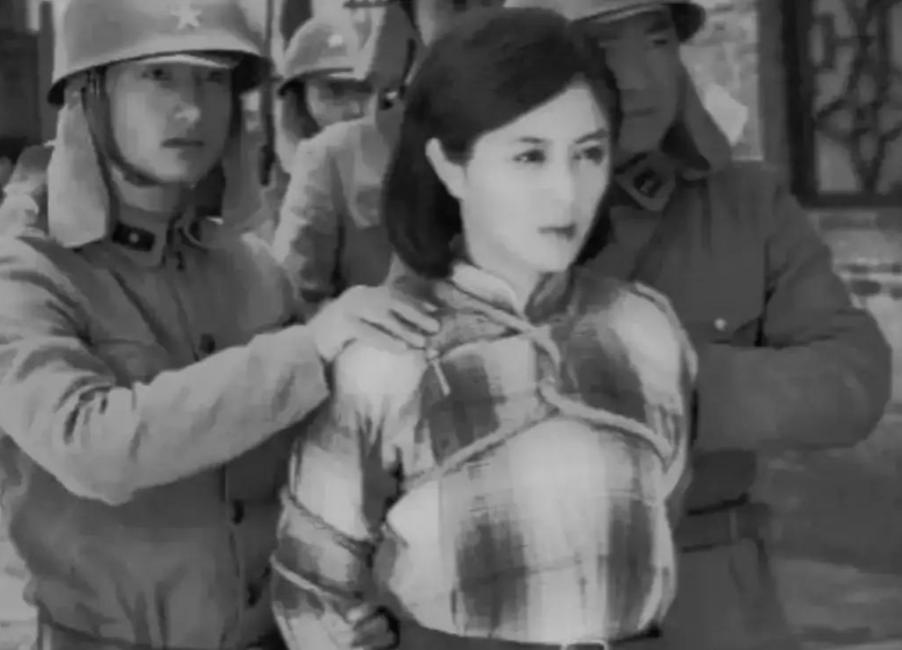 1945年1月，赤坎那座由旧戏院改建的监狱里，看守翻完手里这批人的底细，停在黄美