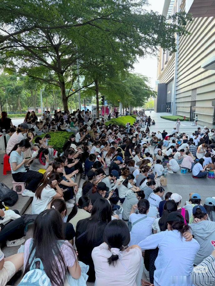 张凌赫南宁品牌活动线下人气好爆，人山人海的，凌帝就是场子热