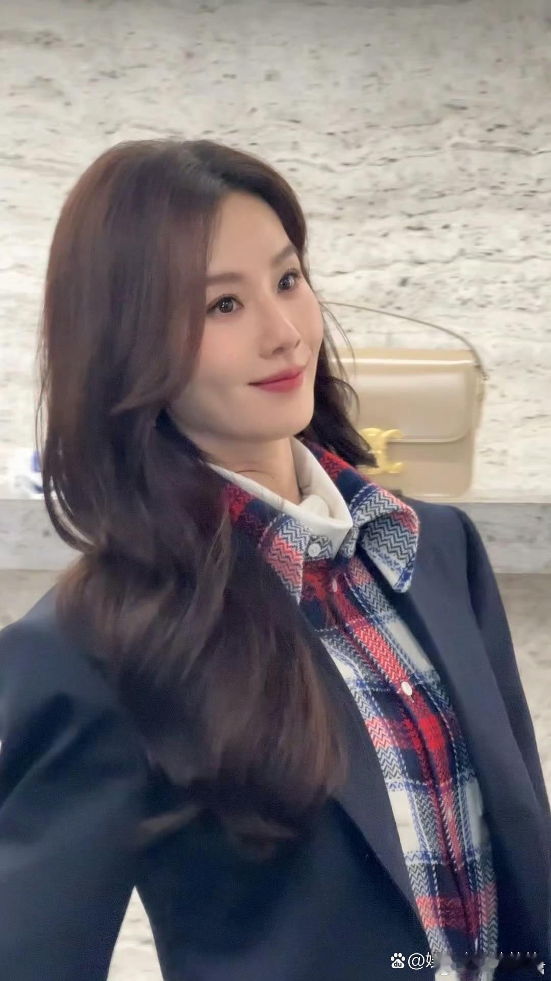 刘诗诗身穿CELINE出席上海活动！又是全球品牌大使魅力十足的一天，衬衫牛仔裤穿