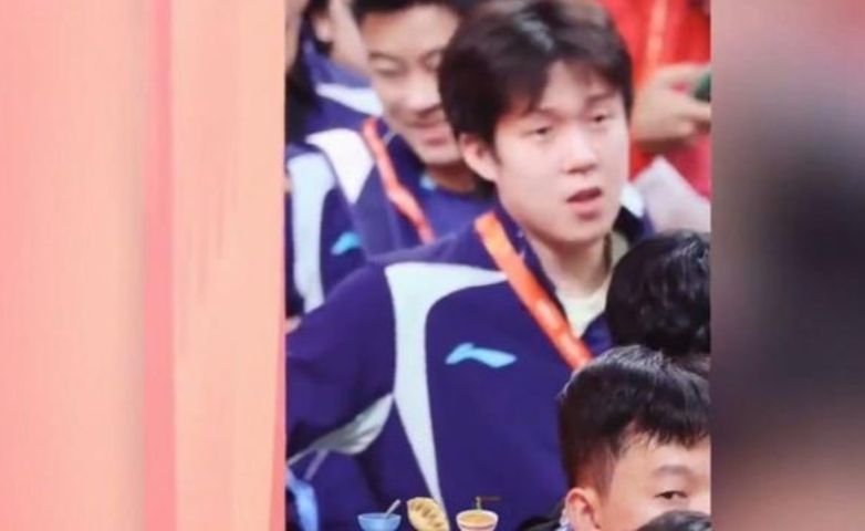 中国男乒3比0中国澳门开门红，看看没有上场的头哥在忙什么