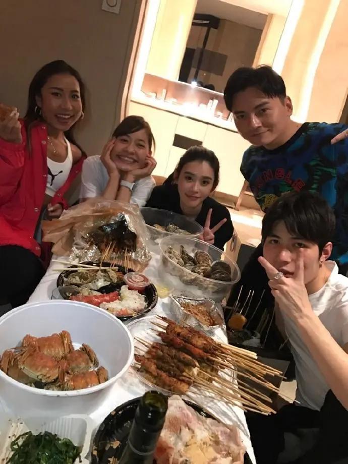 陈学冬 奚梦瑶要幸福陈学冬自打腿伤多年手术休养就已经不在活跃淡出公众视野了，没想