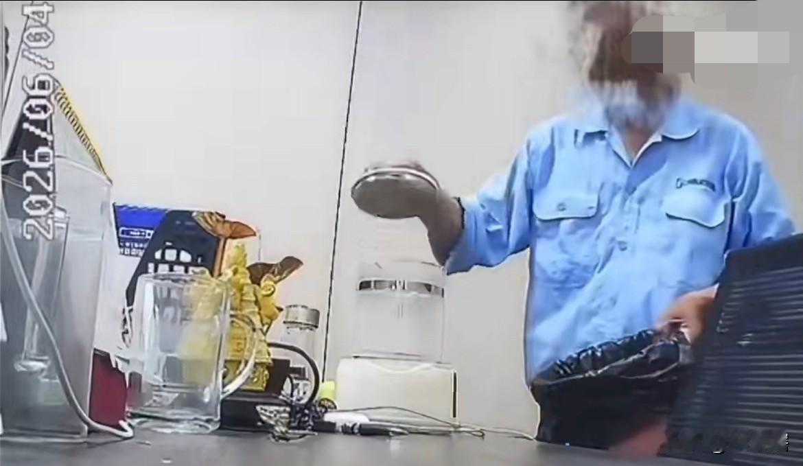 太坏了，男子将垃圾桶水倒入同事水壶中！
据网络流传视频，一名清洁工趁公司休息期间