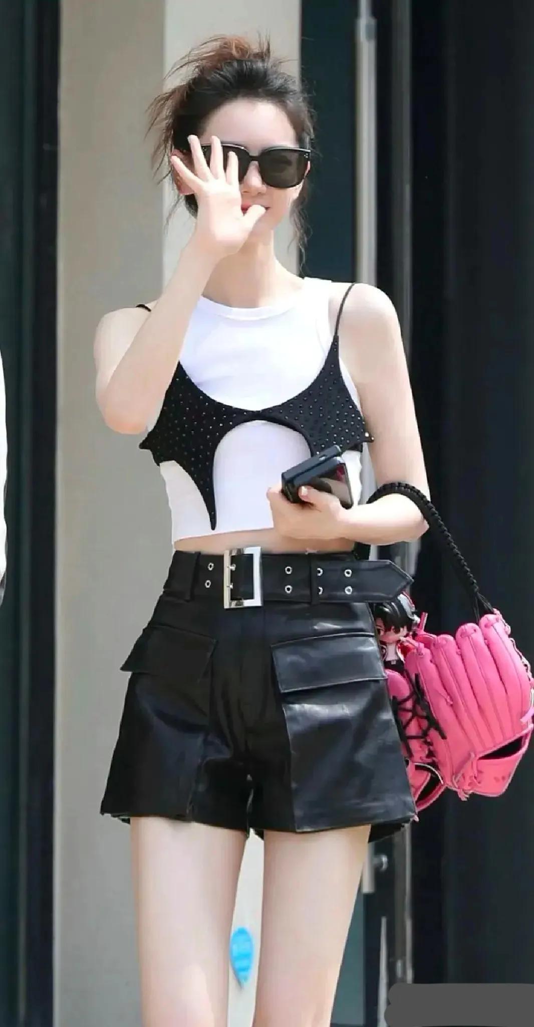 戚薇，身材充满了活力与健康之美，紧致的肌肤，有力的线条。