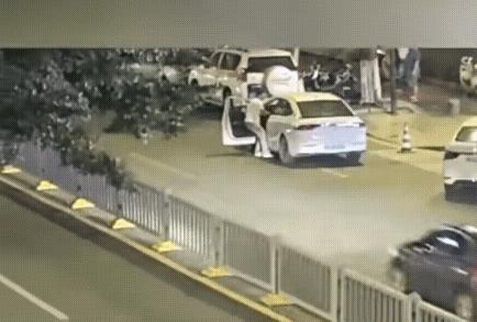广东一男子强拖女子下车后驾车离开这是什么精神状态，别人不爱你可以理解，你自己都不