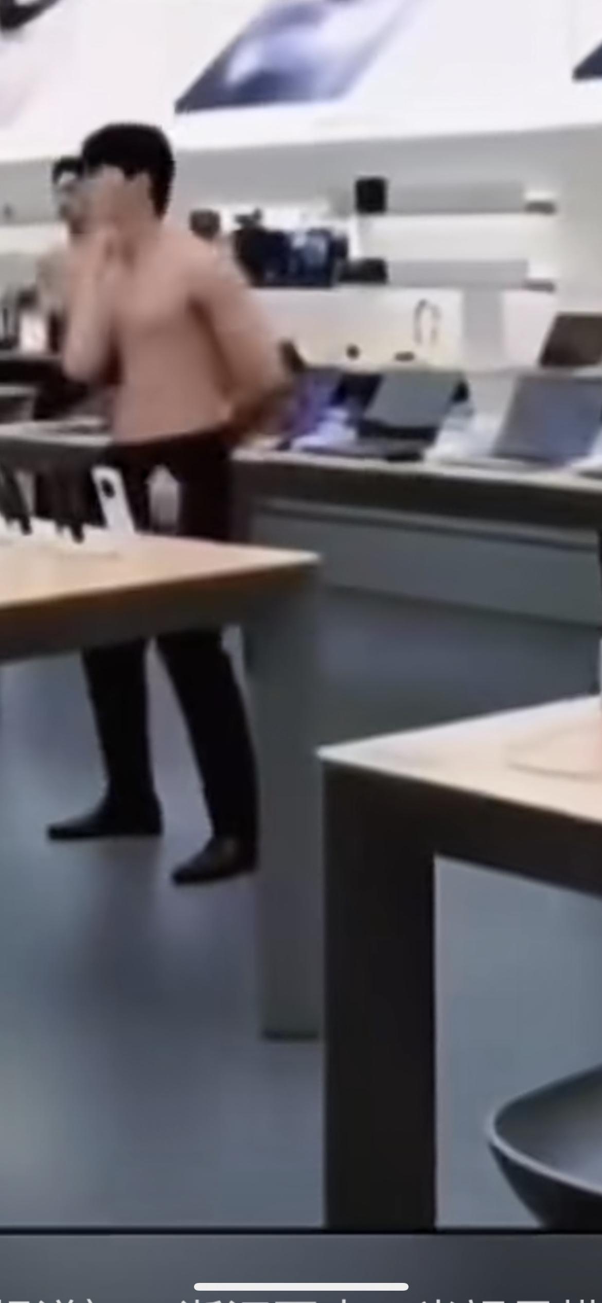 1月8日浙江丽水，半裸男模在华为门店跳舞。涉事商场：裸露上身是为了展示肌肉。涉事