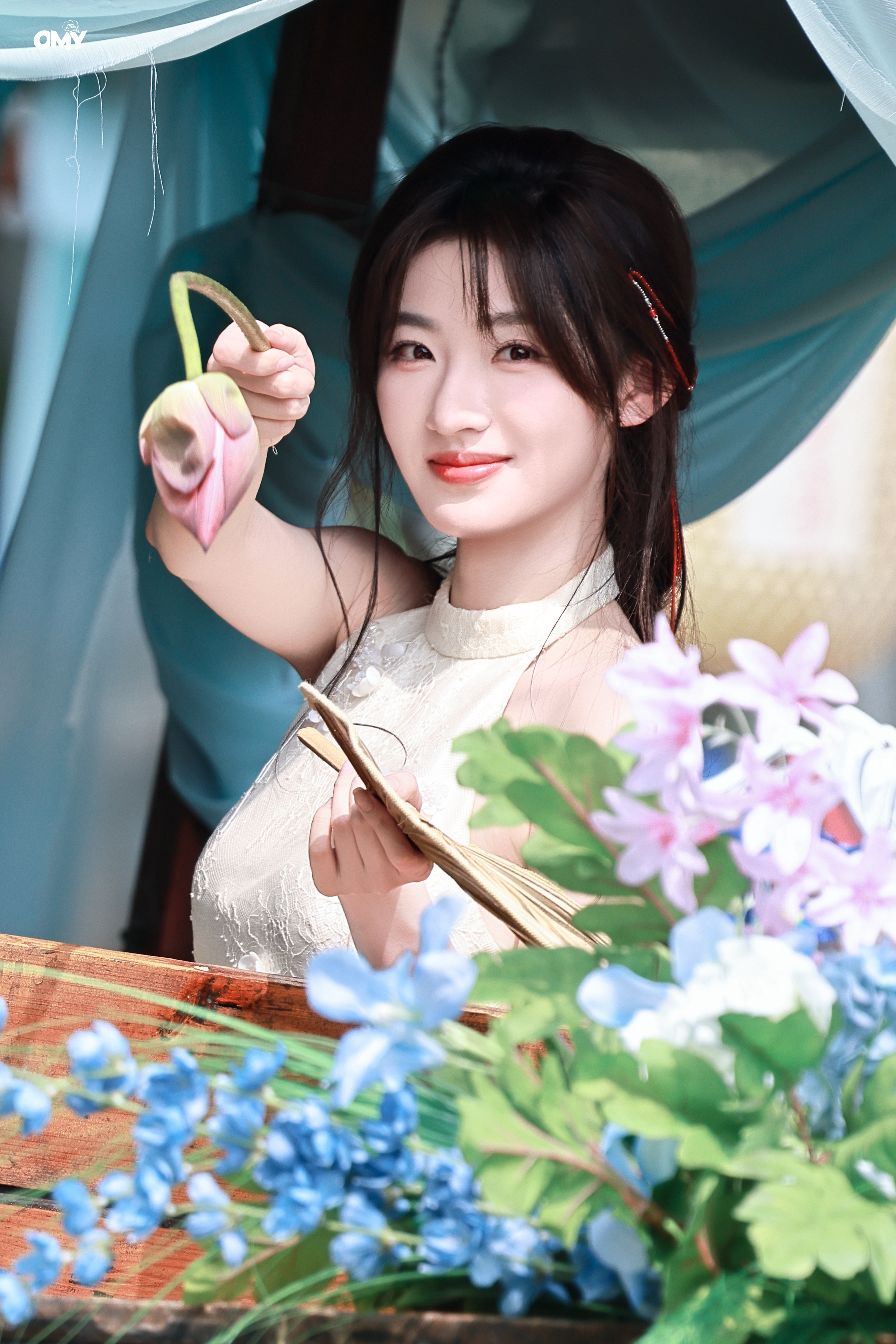 杨雨潼· 挂脖长裙勾勒优美肩颈，端庄温婉，气质亮眼。 