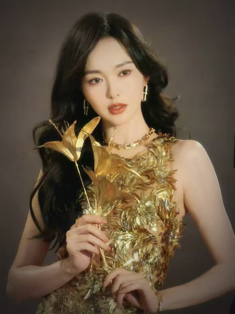 唐嫣鎏金花朵礼服唐嫣欧莱雅年会闪耀的鎏金女神 