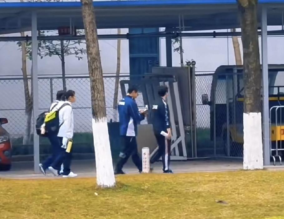 成都国乒训练基地，今天训练结束后，和韩菲儿、王晓彤、徐奕一起下训的王曼昱。身边还