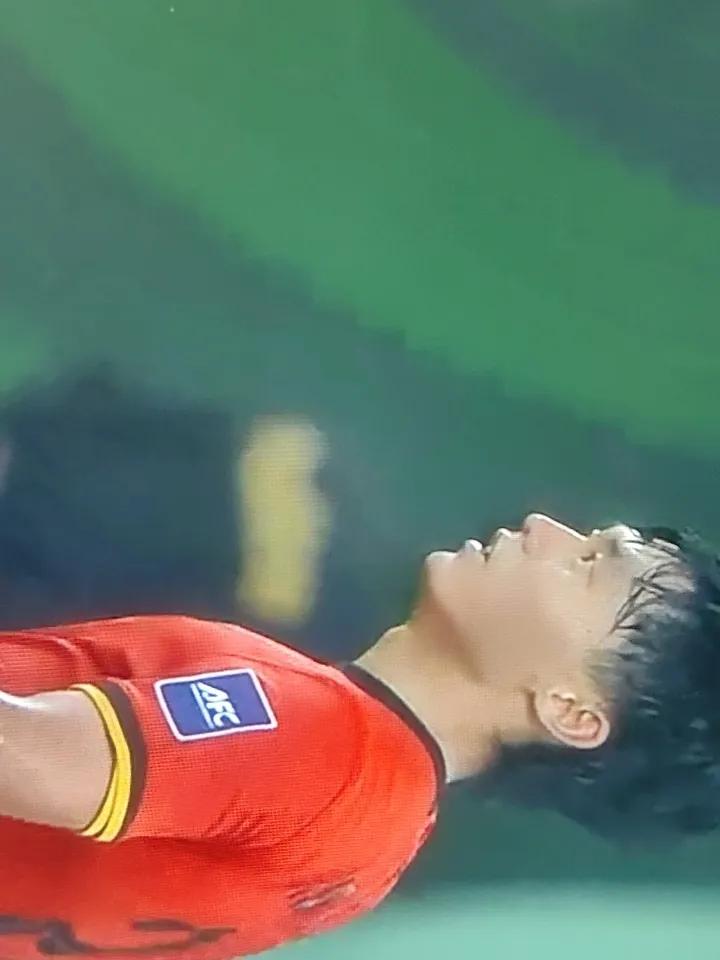 0:2落后的情况下，中国队有必要孤注一掷变阵了，增加中场厚度，有必要变442或者