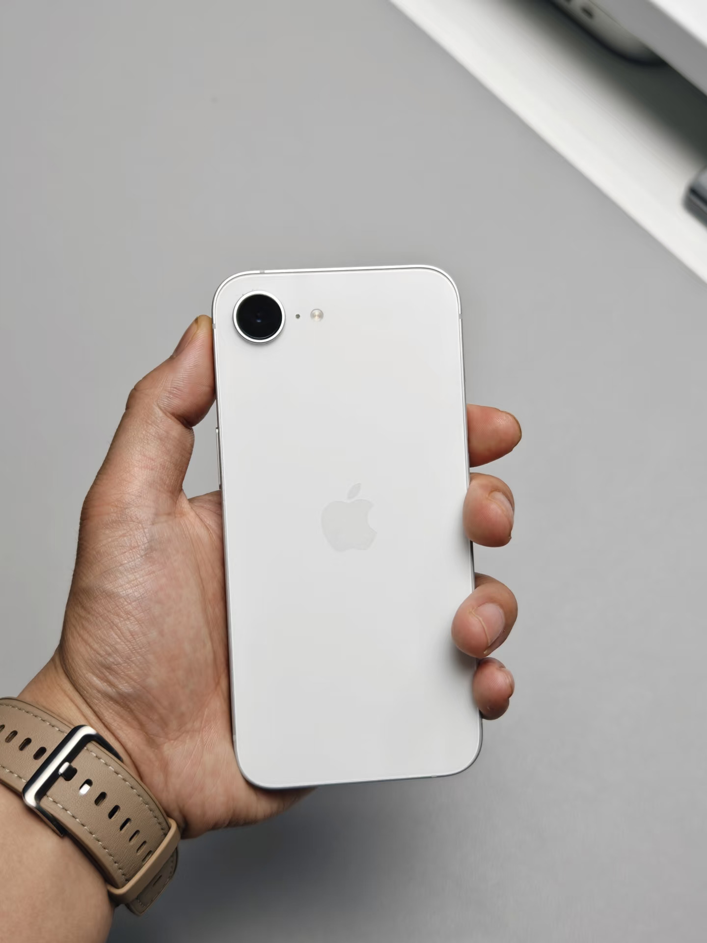 iPhone 16e一个月使用体验：小屏党狂喜