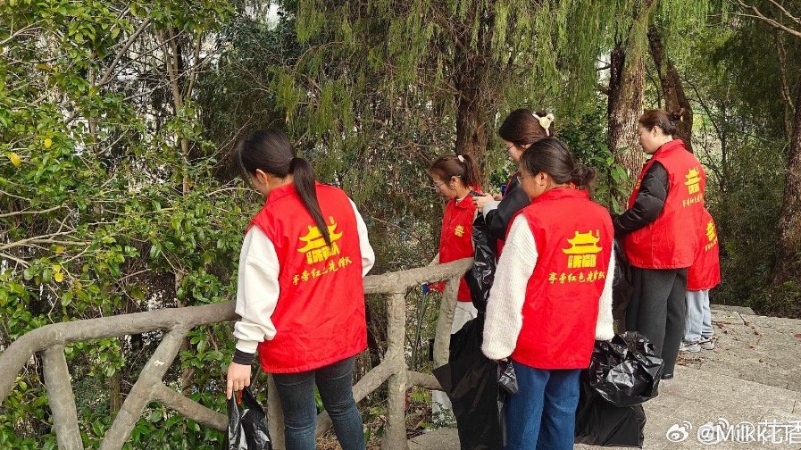 台州环保志愿者守护红色热土传爱国情怀台州三门亭旁红色先锋队志愿者走进革命烈士纪念