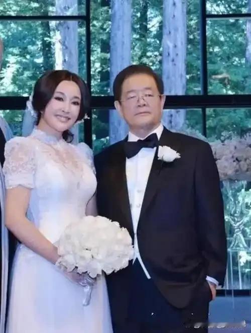 刘晓庆与华裔富豪丈夫王晓玉“幸福的一家子”
 
在大众印象里，刘晓庆一生跌宕，情
