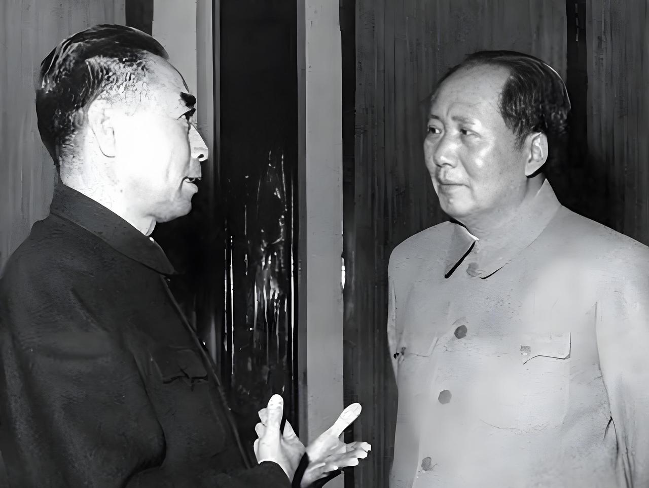 1941年，重庆。刚从黄山官邸和蒋介石谈完出来的周恩来，在给延安的电报里，用三个