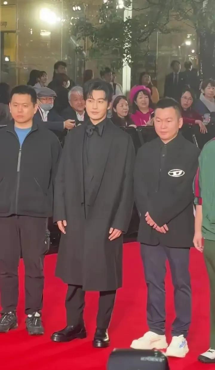 黄晓明在颜值上一直对得起观众[赞]。这也是快50岁的人了，还是娱乐圈最帅的男人之