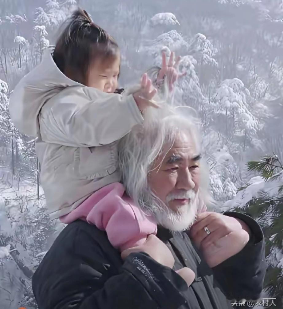 这个男人是真硬核！74岁的高龄，不但能带娃玩碰碰车，跷跷板，还能在雪天爬山……