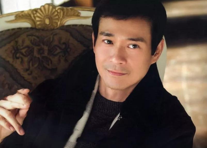 媒体曝郑少秋长女郑安仪在美国自杀，遗体无家属认领，丧礼已完成

据港媒10月1日