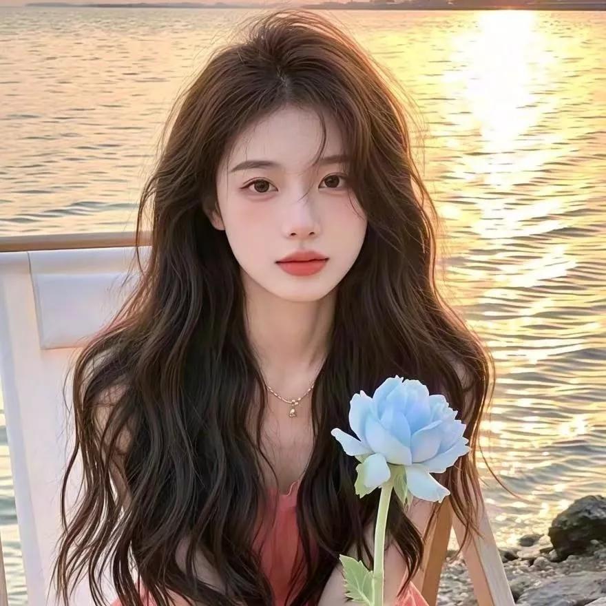 夕阳下的浪漫时刻，手持蓝色玫瑰的少女玫瑰美人照 玫瑰淑女照 玫瑰花气质美女 粉色