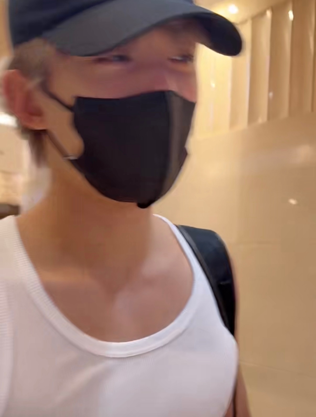 吴磊阿信互送中秋礼物 金发造型帅惨了，台上唱跳爱豆味拉满，台下看阿信唱歌又秒变小