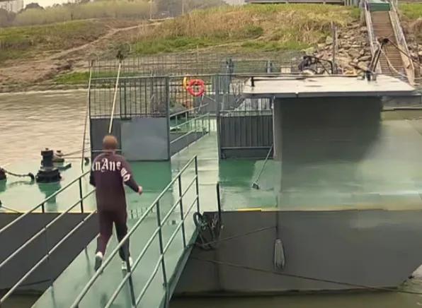 武汉长江惊险一幕！女子意外落水，5人接力火速营救，全网破防
清晨的长江武汉段，江