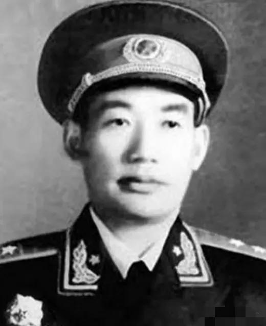 1963年，南京军区来了新政委，许世友看到他却面露苦色，因为许世友爱喝酒，可新政