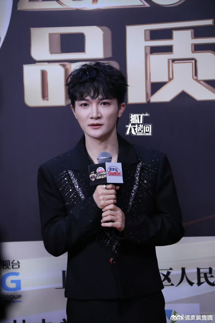 周深这里不让使用雨刮器 周深红毯挥手也太可爱了，全自动雨刮器既视感拉满😜，不愧