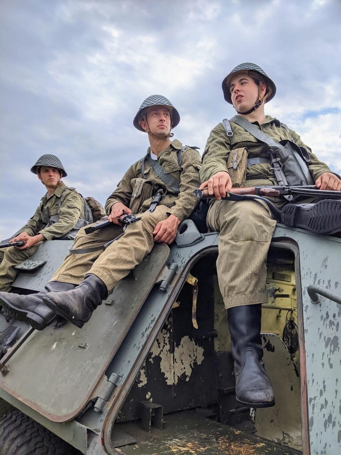 下图军迷们重演的照片，看“士兵”穿着感觉钢盔像二战波兰军队、军帽却有的像德军有的