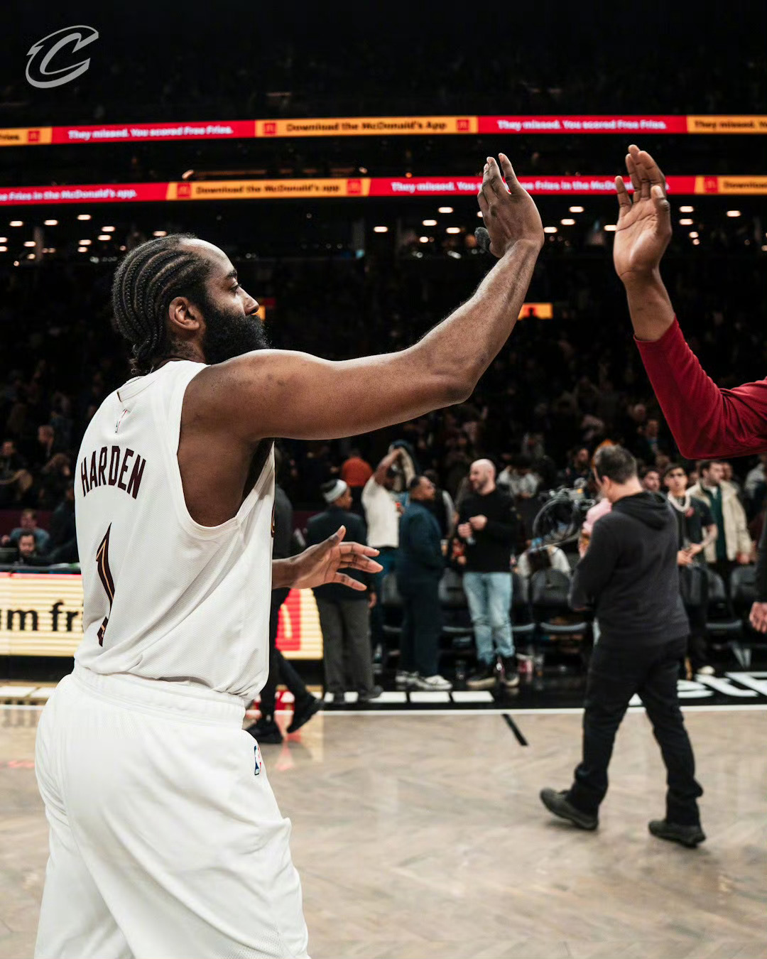 劳模登！哈登此前遭遇的右手拇指骨折，该类伤病平均缺阵17天，而哈登仅缺阵4天就火