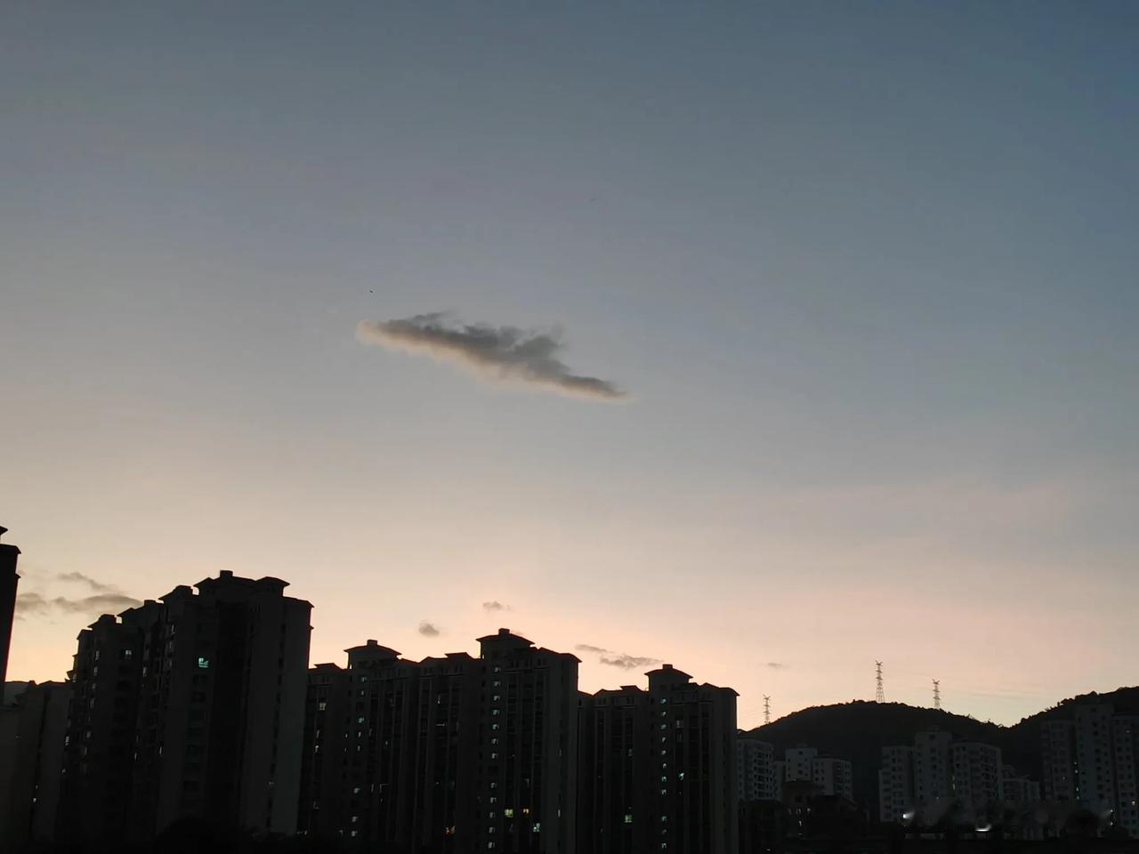 清芬佐酒醉西厢，
寂夜抒怀字几行。
皓月相依愁未减，
七绝小诗诉衷肠。
（续句）