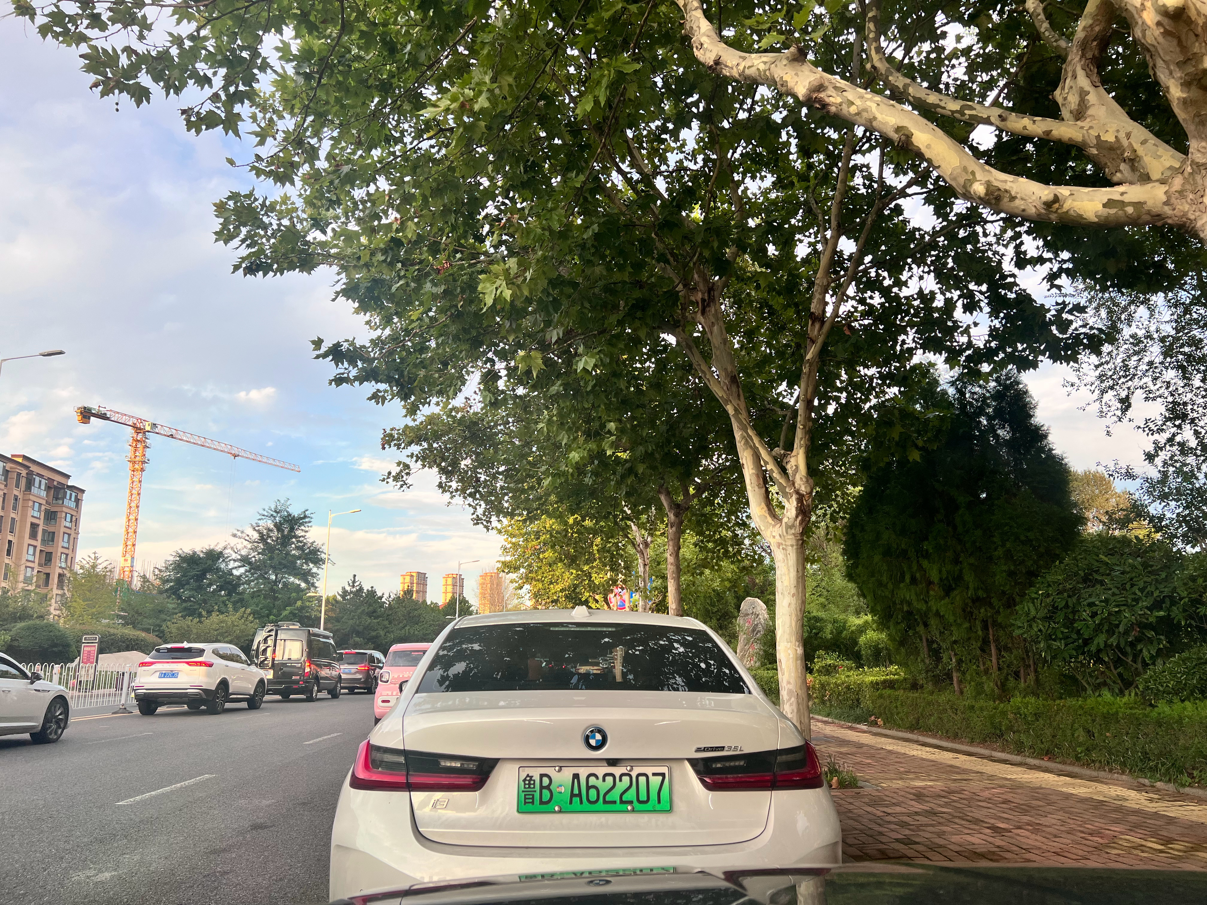 日常行车小知识，路边临时停车，在前方有足够空间的情况下，最好不要离后车太近～我与