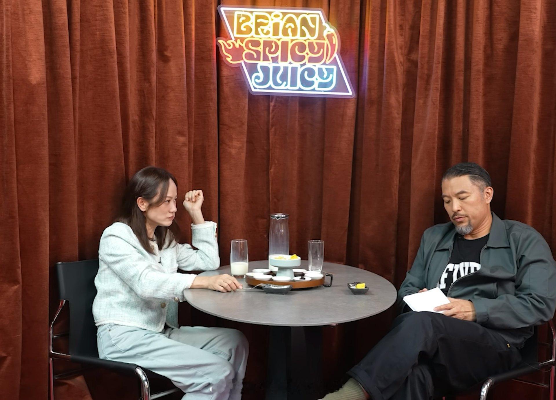 简慕华凌晨发半张落泪照感慨生活不易，一众艺人留言关心慰问四十九岁前TVB艺人简慕