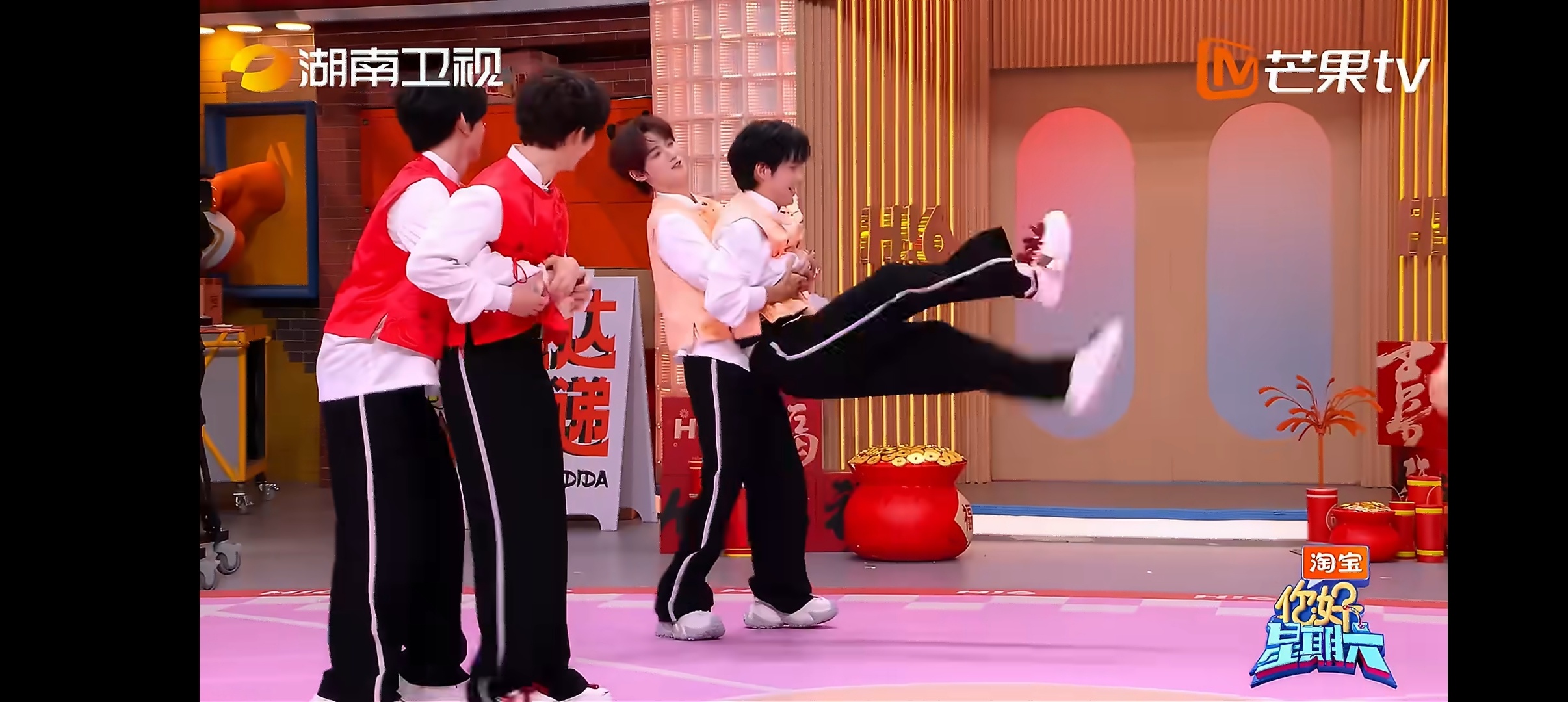 张颜齐忙了一通全白忙 张颜齐丁程鑫实在太搞笑了，想了一堆高难度动作，结果抢到了沙